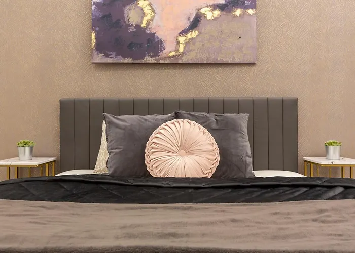 Deluxe Top Center Izabella Apartment By Cavaland